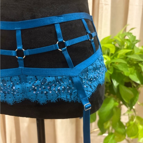 Victoria’s Secret Lace Garter Belt - Picture 4 of 8